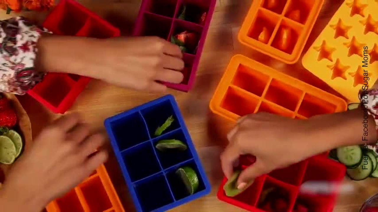 Cubitos de hielo adornados con fruta y flores