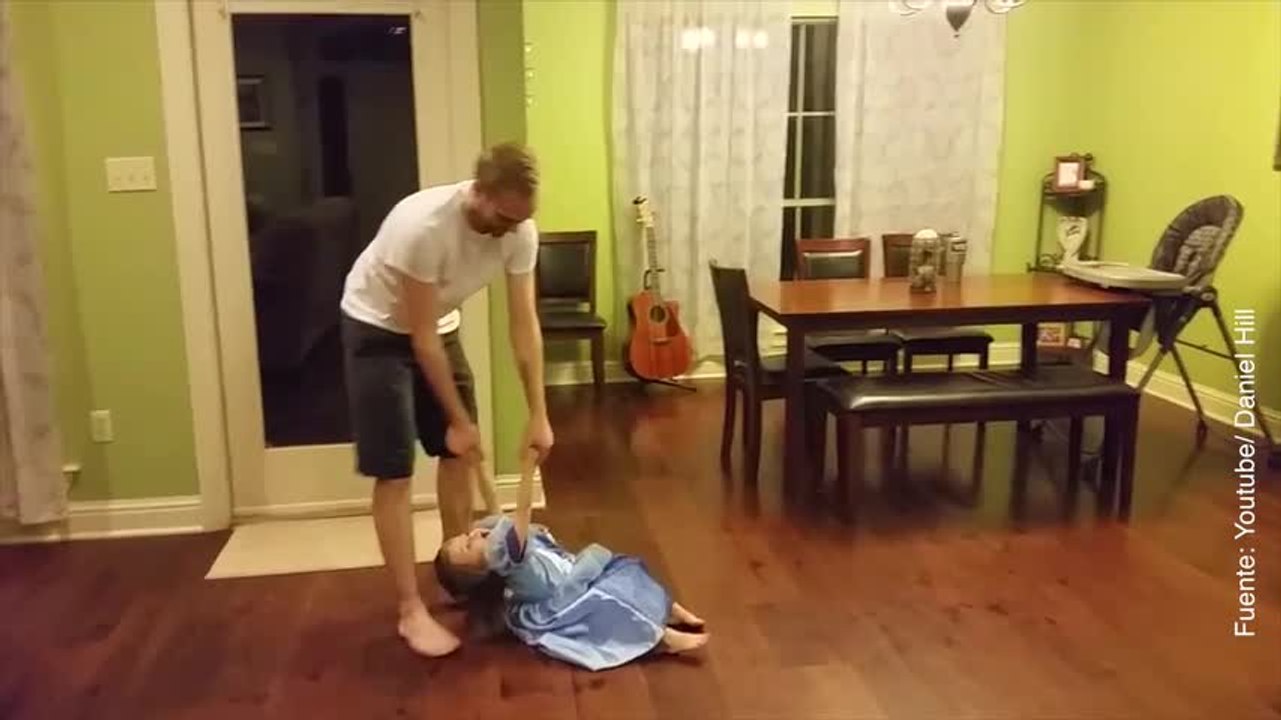 Padre baila con su hija pequeña