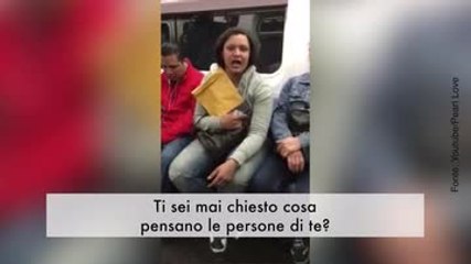 Trans aggredita in treno tra l'indifferenza dei passanti