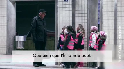 Vídeo de un anciano que se lleva una sorpresa en medio del metro