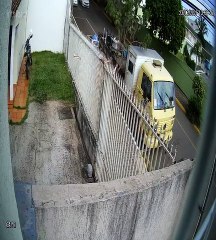 Um câmera de segurança flagrou o suspeito