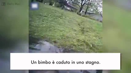 Sensazionale: il poliziotto salva il bambino che stava affogando