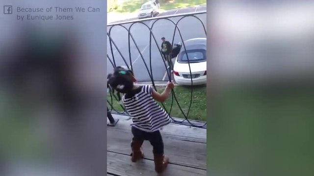 La bambina più felice del mondo per l'arrivo del papà