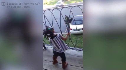 La bambina più felice del mondo per l'arrivo del papà