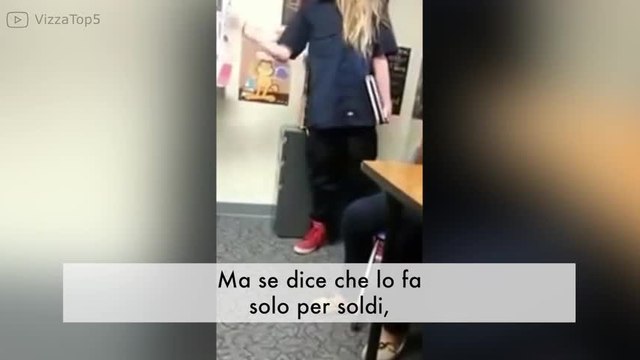 Lo studente si ribella alle lezioni senza cuore dell'insegnante