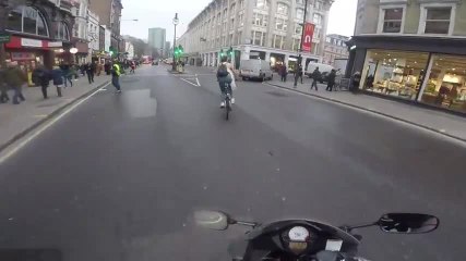 La vendetta di una ciclista per le molestie ricevute