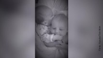 Questo bebè sa come calmare il suo gemello!
