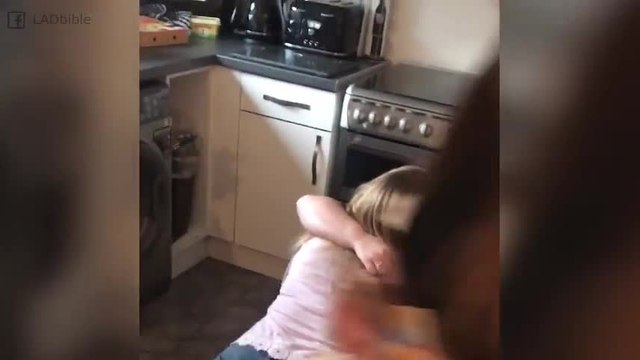 Rivede la sorella dopo un anno, la reazione è pazzesca!