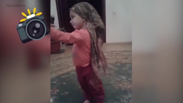 È questa la bambina più piccola ad essersi mai fatta un selfie