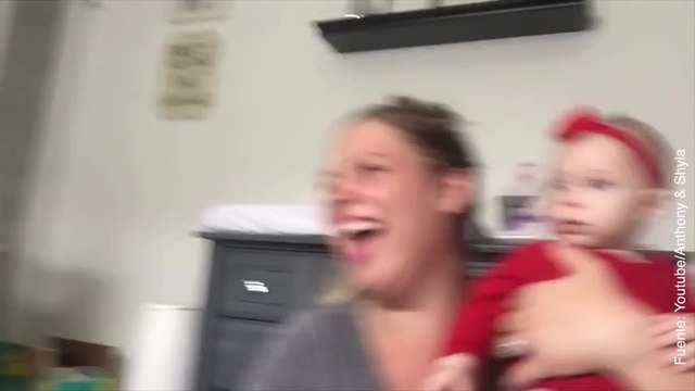 Vídeo de padres e hijos intercambiando caras