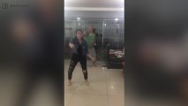 Il padre si fa beffa della figlia che balla!