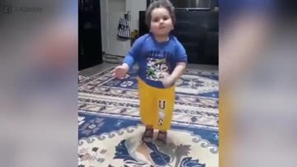 Avete mai visto un bambino ballare così
