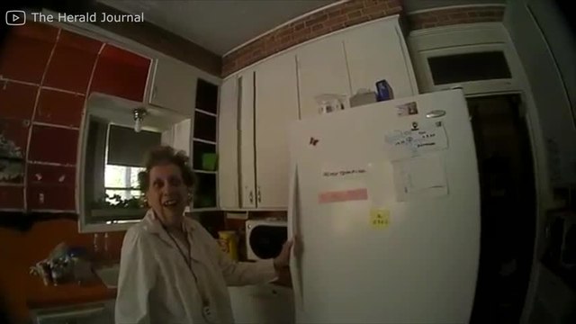 Commovente: il poliziotto canta per la signora anziana