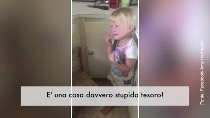 Ma cosa combina questa bimba alla sua sorellina