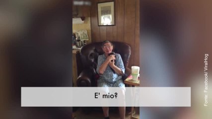 Non c'è dubbio: a questa donna è piaciuto il suo regalo!