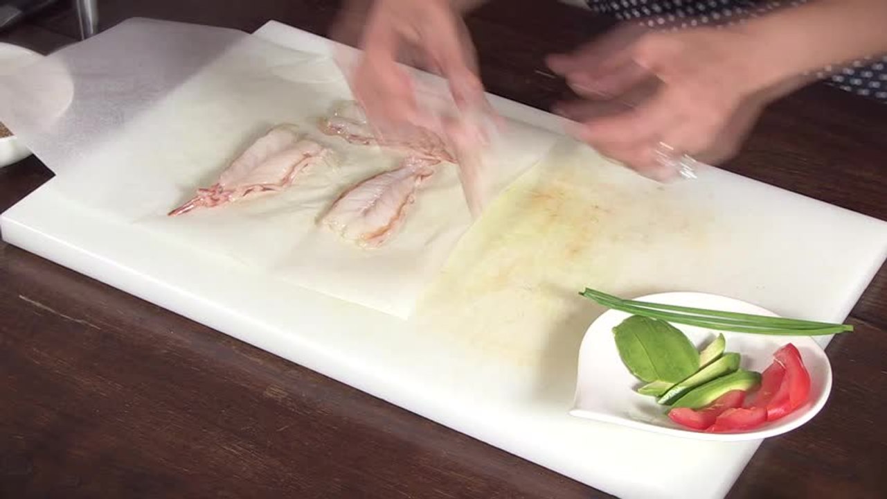 Involtini di gamberi con avocado ricoperti di sesamo