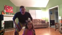 Una dolcissima coreografia! Guardate questo papà che balla con sua figlia...