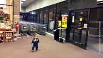 Vídeo de un niño asombrado con las puertas automáticas