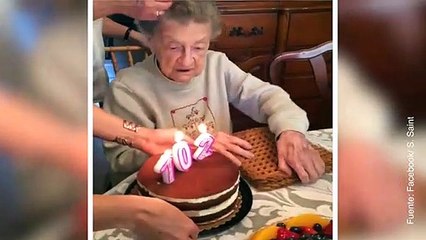Vídeo de una mujer soplando velas