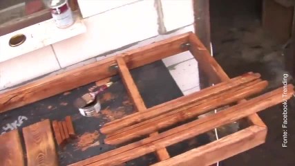 Incredibile: questo ragazzo trasforma una vecchia vasca in un divano!