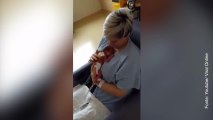 Questa mamma prende in braccio per la prima volta il figlio nato prematuro