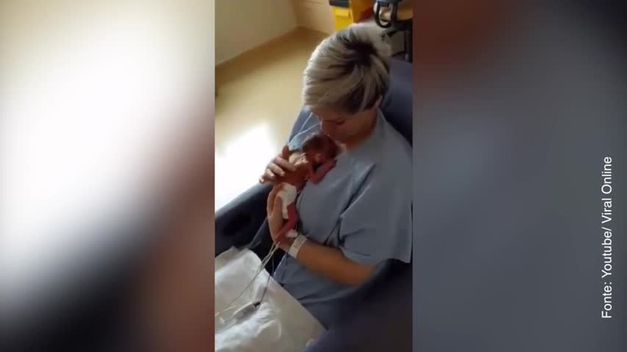 Questa mamma prende in braccio per la prima volta il figlio nato prematuro