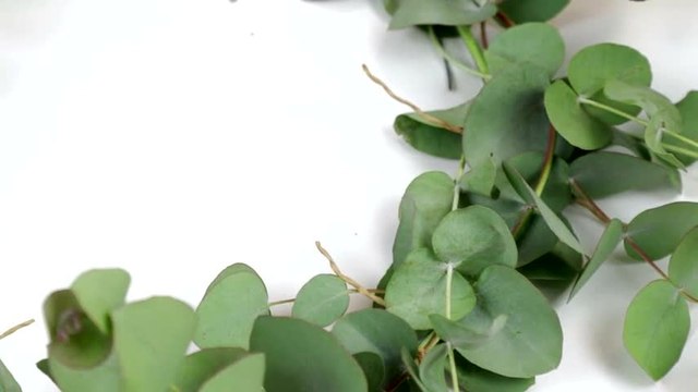 Come realizzare un centro-tavola per addobbare la tavola a Natale