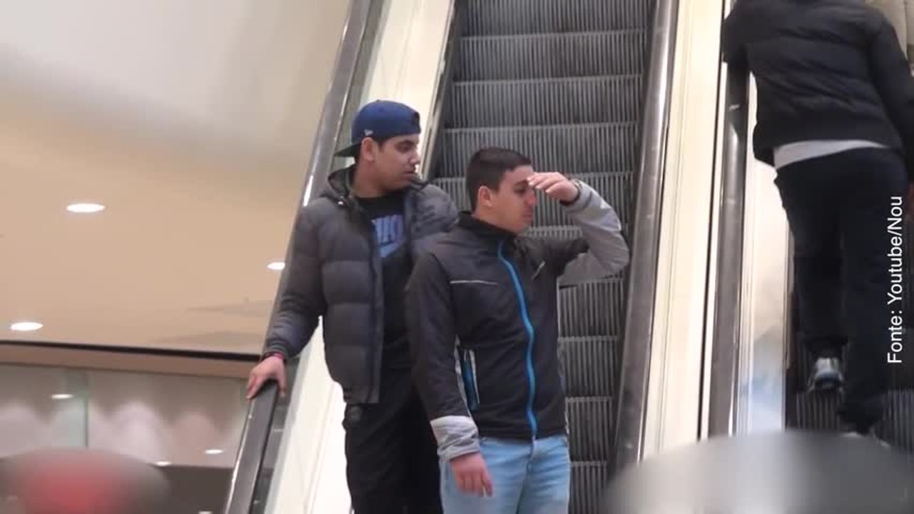 Un uomo sfiora la mano a degli sconosciuti, come va a finire questa candid camera