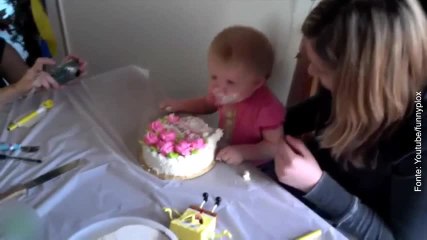 Video herunterladen: Guardate questi 12 bimbi che mangiano una torta per la prima volta