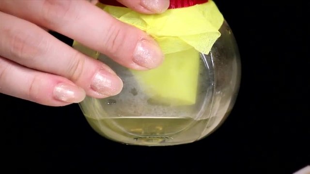 Borse occhi: l'impacco fai da te alla camomilla e aloe