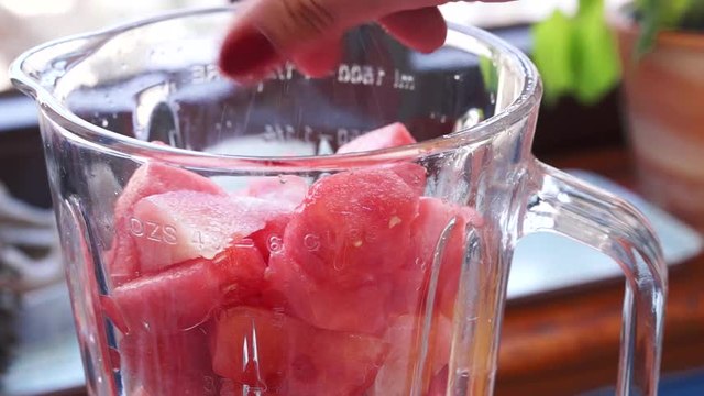¿Sabes cómo preparar un refrescante helado de sandía, lima y jengibre