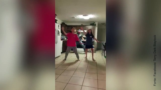 IT_Diese Mädels nehmen ein Tanzvideo auf - doch ahnen nicht, was ihr Vater im Hintergrund treibt