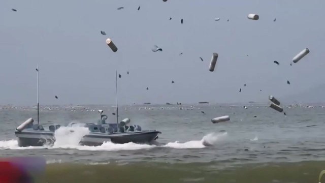 미중 타이완 긴장 고조...中 상륙함 훈련에 美 구축함 통과 / YTN