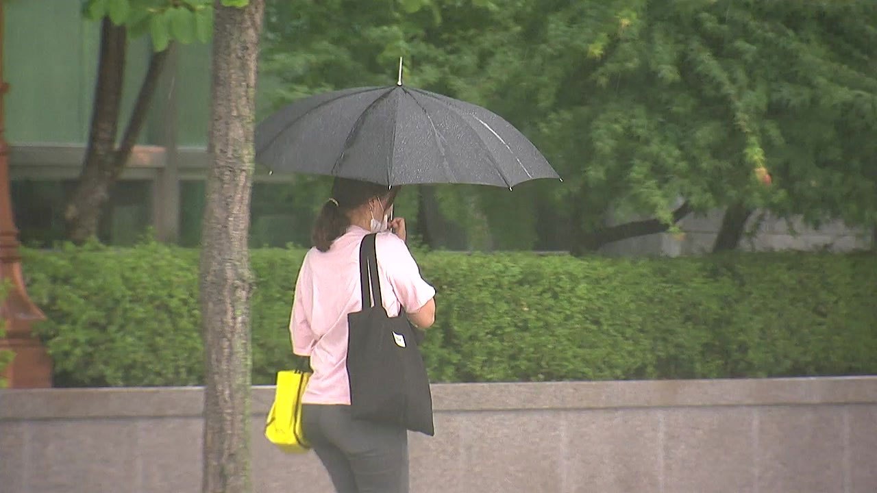 [날씨] 내륙 우박 동반 소나기...한낮 후텁지근 / YTN