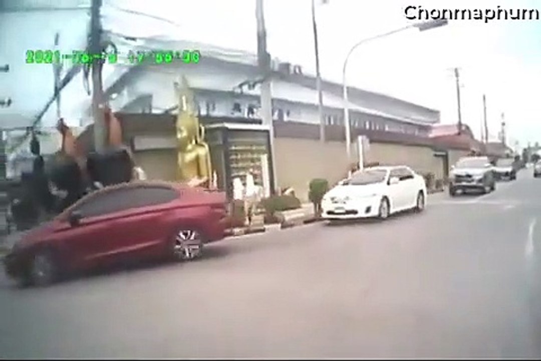 Bus Brakes Fail at Busy Intersection