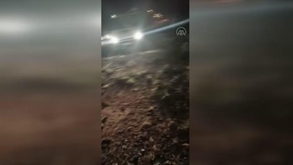 Üzerine ağaç devrilen otomobildeki iki kişi yaralandı