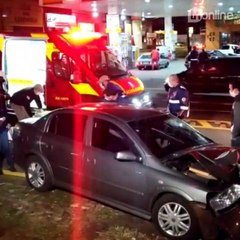 Motorista atinge poste em Apucarana; casal fica ferido