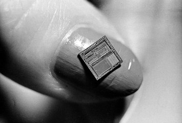 Hacer los pagos con... ¡LAS UÑAS!