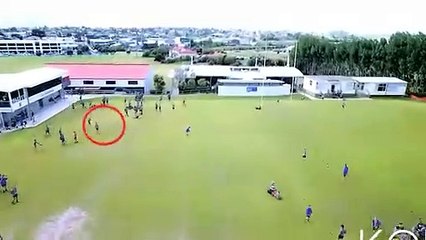 Futbol topuyla hava aracını düşüren çocuk