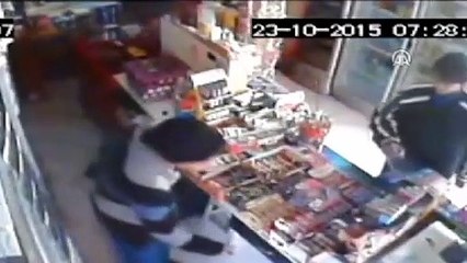 Hırsızlık için girdikleri markette satış yaptılar