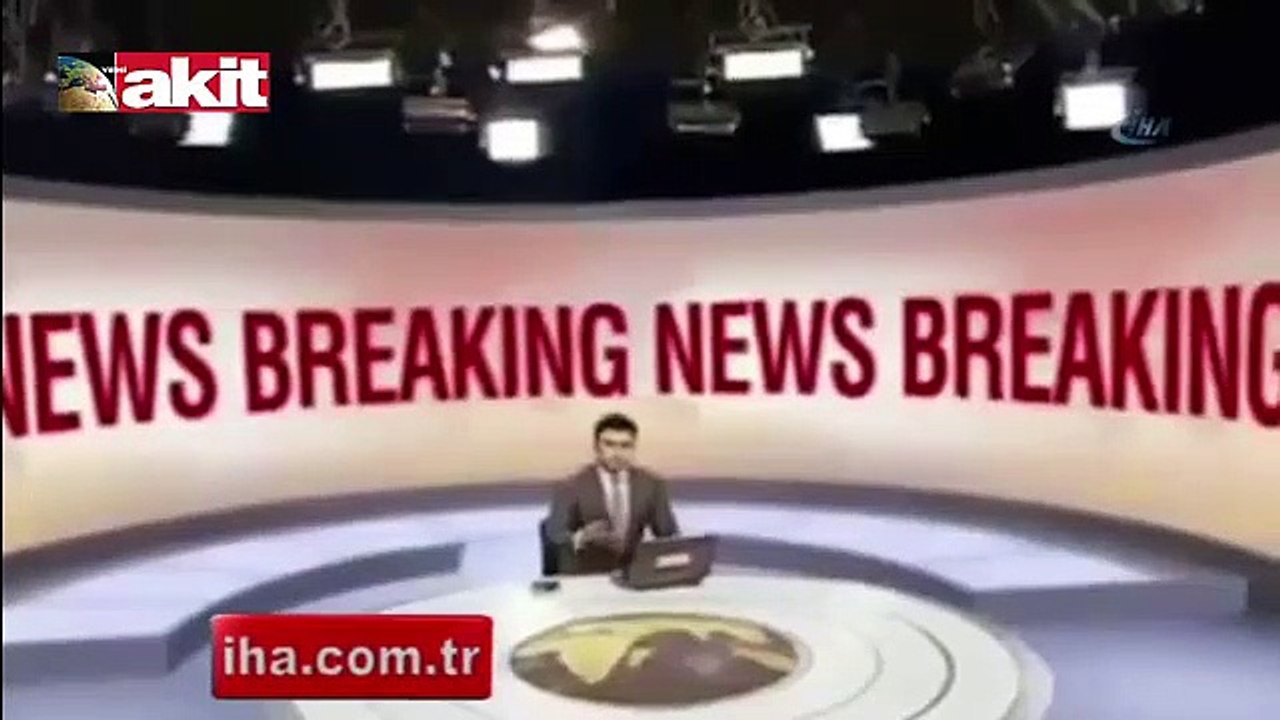 Deprem haberini sunarken depreme yakalandı