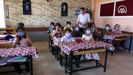 Recep öğretmen, sıcaktan bunalan öğrencilerini "su oyunu"yla serinletti