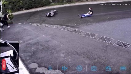 MOTOSİKLETTEN DÜŞEN SÜRÜCÜ OTURUR HALDE KAYARAK GELDİ, ELİNDEN TUTUP KALDIRDI