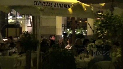 Ana Rosa Quintana cena con un grupo de amigos en una terraza