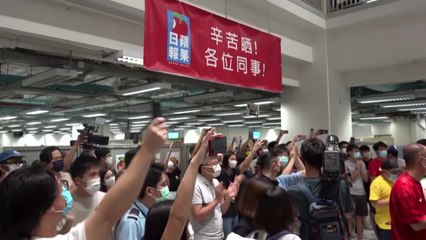 빈과일보 마지막 발행 '눈물의 작별'...새벽어둠 밝힌 독자 구매 행렬 / YTN