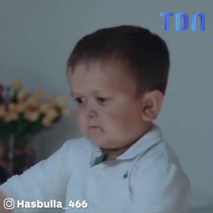 Il ressemble à un enfant mais vous ne devinerez jamais son âge