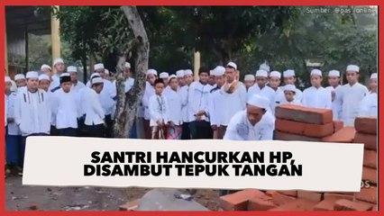 Video Santri Hancurkan HP Pakai Palu, Disambut Tepuk Tangan saat Api Membara