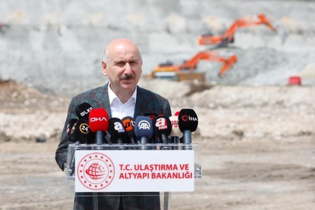 Bakan Karaismailoğlu, Kanal İstanbul temel atma alanında incelemelerde bulundu