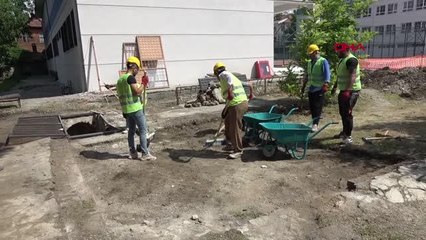 BARTIN YIKILAN KONAĞIN ALTINDAKİ MAHZENDE KAZI BAŞLADI