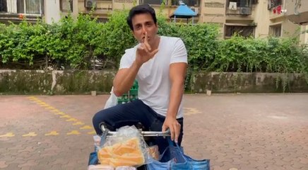 साइकिल पर दुकान सजाकर अंडे और ब्रेड बेचने क्यों निकले सोनू सूद, देखें वीडियो